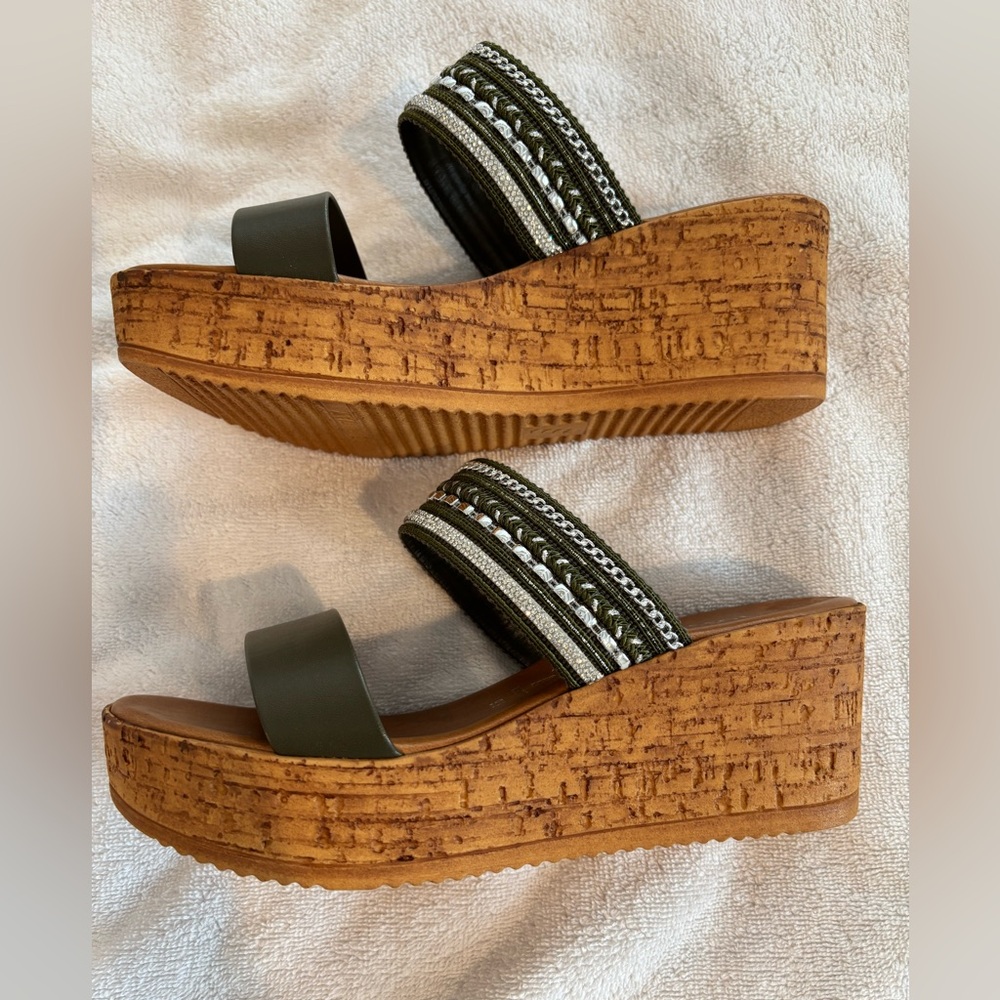 Toscanella Wedge Heels Womens 9.5 NWOT *Spot on each shoe where the tag was - Picture 3 of 10